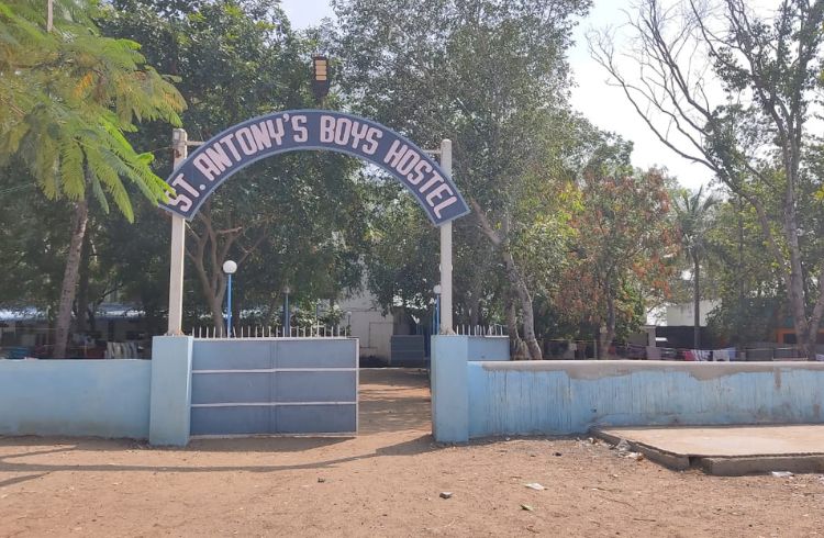 Hostel (2 )